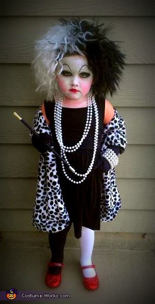 LOL this is just too cute! Cruella DeVil - Homemade costumes for girls Carnaval Kids, Baby Kostüm, Cruella Deville, Devil Costume, Costume Works, Diy Halloween Costumes For Kids, Homemade Costumes, Halloween Costume Contest, Fantasias Halloween