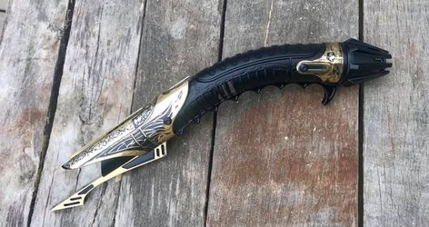 Celiana's Curve hilt saber Curved Hilt Lightsaber, Curved Lightsaber Hilt, Curved Lightsaber, Lightsaber Designs, Lightsaber Ideas, Darth Vader Kylo Ren, Custom Lightsaber, Lightsaber Design, Sabre Laser