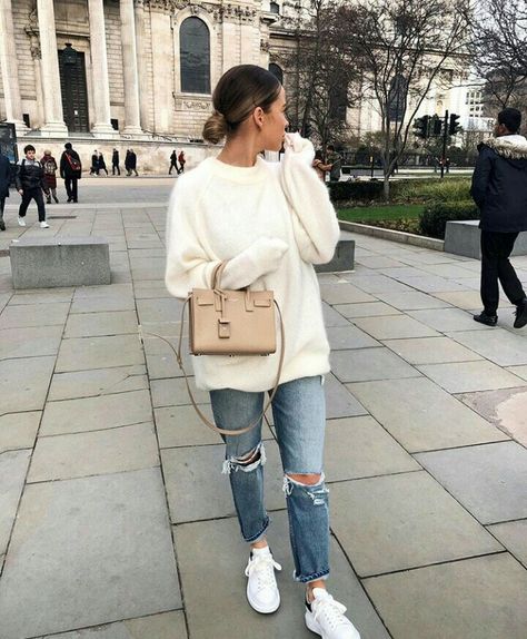 Classy Coat, Trendy Coat, Mode Inspiration, Fall Winter Outfits, Outfits Casuales, Ripped Jeans, Look Fashion, Autumn Winter Fashion, Trendy Outfits