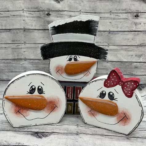 tlccrafterspatterns - Etsy Wooden Snowmen Patterns, Simple Wood Christmas Crafts, Snowman Door Hanger Wooden, Rustic Snowman Crafts, Wood Snowflake Ornaments, Wooden Snowman Crafts, Diy Schneemann, Christmas Booth, Snowmen Pictures