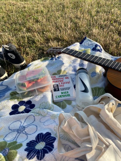 Guitar Picnic, Guitar Date, Music Date, Solo Picnic, Picnic Inspo, Country Relationship Goals, Country Relationships, Romantic Picnics, Picnic Date