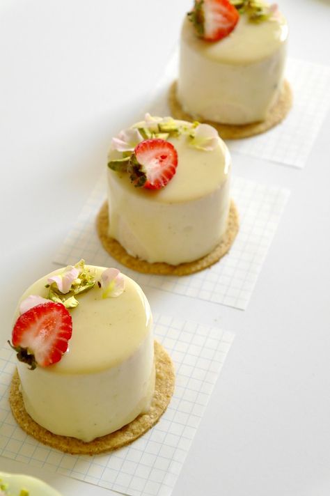 white peach, strawberry & pistachio mousse cake – tentimestea Pistachio Mousse Cake, Pistachio Mousse, Strawberry Pistachio, Peach Mousse, Mini Mousse, French Dessert Recipes, Fine Dining Desserts, Peach Strawberry, Pistachio Butter