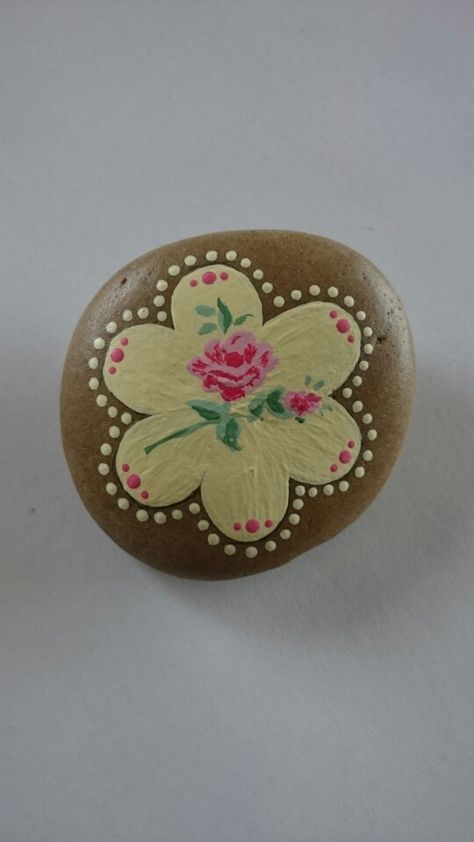 Pink roses painted stone Rock Flowers, Rock Gifts, Christmas Rock, Painted Stone, Painting Rocks, Rock Ideas, Pet Rocks, Rock Painting Art, Painted Rock