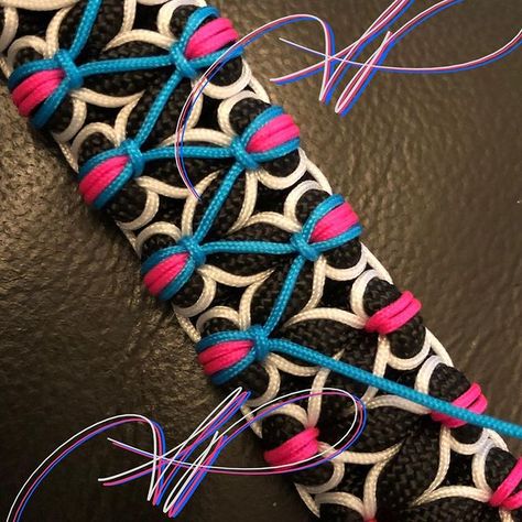 Paracord Weaves, Paracord Bracelet Designs, Paracord Projects Diy, Paracord Bracelet Patterns, Cords Crafts, Paracord Bracelet Diy, Paracord Dog Collars, Paracord Diy, Friendship Bracelet Patterns Easy