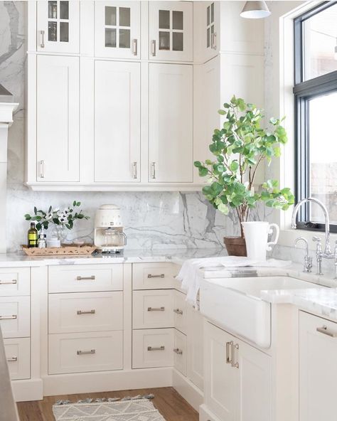 Pretty Little Interior on Instagram: “Gorgeous white kitchen inspo - love the soft white cabinets and marble slab backsplash 🤍 (@decoratinglife.ca) . . . . . . . .…” Gorgeous White Kitchen, Kitchen Design Countertops, Cream Kitchen, Kitchen Counter Decor, Counter Decor, Classic Kitchen, French Country Kitchen, Kitchen Marble, White Kitchen Cabinets