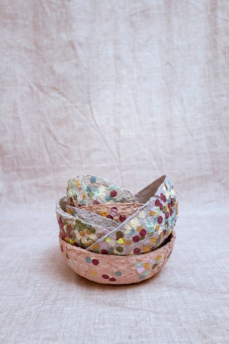 We Like Upcycling: Aus Eierkarton-Pappmaché Osterkörbchen basteln https://www.wlkmndys.com/aus-eierkarton-pappmache-osterkoerbchen-basteln/ Easter Baskets To Make, Recycled Gifts, 15 Diy, Craft Projects For Kids, Easter Crafts For Kids, Diy Easter Decorations, Easter Kids, Easter Diy, Kids Art Projects