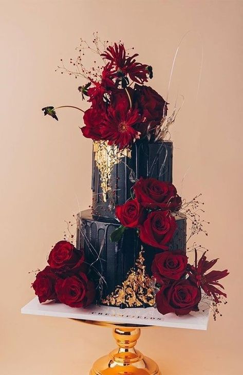 Moody Wedding Cake, Halloween Torte, Black Red Wedding, Dark Wedding Theme, Pretty Wedding Cakes, Red Wedding Theme, Black Cake, Black Wedding Cakes, Wedding Cake Ideas