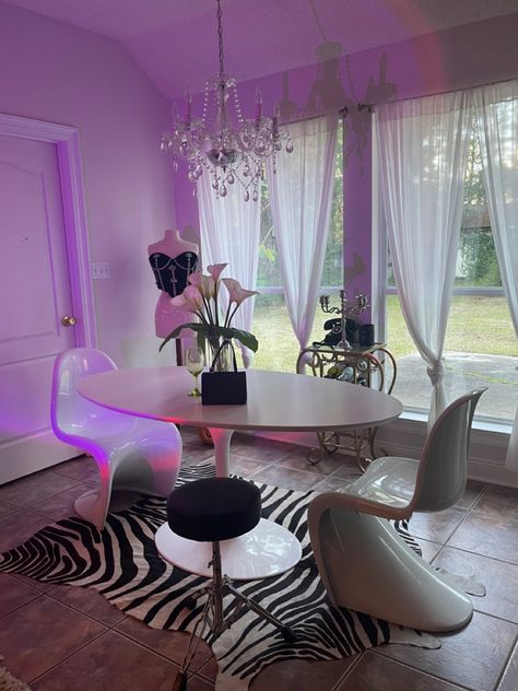 Cute Aesthetic Apartment Ideas, Y2k House Decor, Y2k Apartment Aesthetic, Barbie Apartment, Bratz Inspired Bedroom, Y2k House, Y2k Living Room, Y2k Apartment, Girly Apartment Decor