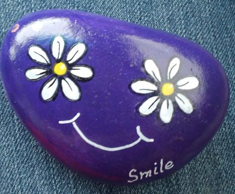 Rock Flowers, Stone Art Painting, Painted Rocks Kids, Rock And Pebbles, Painted Rocks Craft, Faux Painting, Painted Rocks Diy, Rock Painting Ideas Easy, Rock Painting Patterns