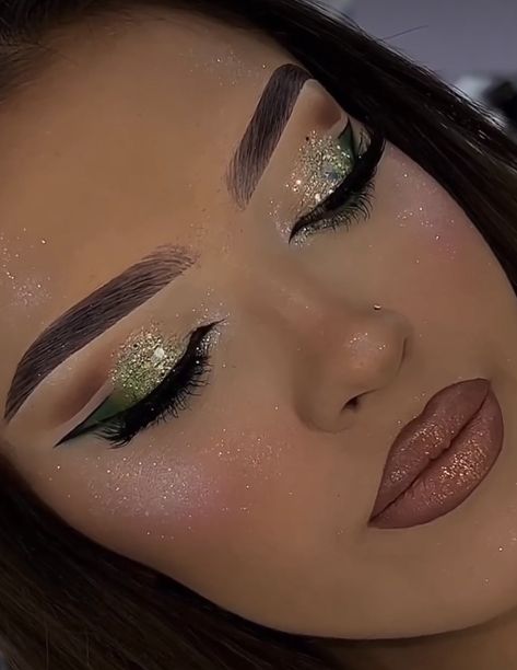 Dark Green Quinceanera Makeup, Prom Makeup For Emerald Green Dress, Sage Green Eye Makeup Quince, Makeup Ideas For A Green Dress, Sage Quince Makeup, Emerald Green And Gold Makeup Looks, Dark Green Quince Makeup, Quinceanera Makeup Sage Green, Sage Green Prom Makeup