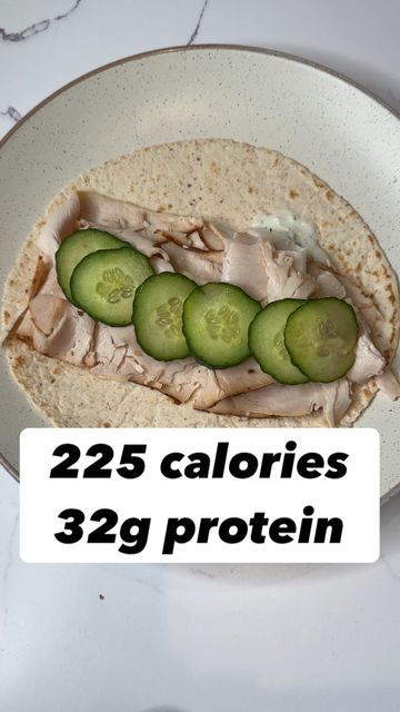 The calorie deficit queen - Kacy Allensworth on Instagram: "Don’t make low cal high protein snacks or meals hard! Lunch meat is a fantastic protein source. Make getting to your goals easy! 1 extreme wellness tortilla 2 tbsp tzatziki sauce 5oz deli turkey 6 slices cucumber Handful of spinach #Caloriedeficit #lowcalorie #lowcalorierecipes #lowcaloriemeals #lowcaloriesnacks #weightloss #weightlosscoach #thecaloriedeficitqueen #fit #healthy #4mfit #lowcal #bodycomp #bodycomposition #fit #lunch #lunchmeat #highprotein #wrap" Low Cal Wraps, Easy Low Calorie High Protein Lunch, High Protein Wraps Lunches, Healthy Low Cal High Protein Lunch, Low Cal High Protein Lunch, Low Cal High Protein Snacks, Low Cal High Volume Meals, Low Calorie High Volume Lunch, High Protein Low Calorie Lunch