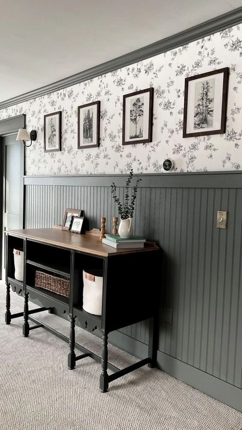 Lambriseringen Gang, Wooden Paneling, Vstupná Hala, Wallpaper Decor Ideas, Wooden Design, Wallpaper Decor, Hallway Ideas, Wainscoting, Mud Room