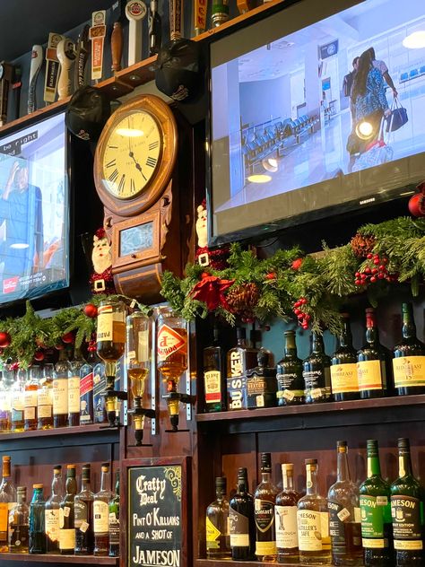 Downtown Dallas 2021 Pub Christmas Decor, Pub Christmas Decorations, Christmas Pub, Irish Pub Decor, Nest Ideas, Pub Interior, Chirstmas Decor, Irish Christmas, Whiskey Bar