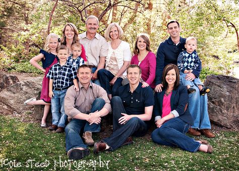 Teal Color Coordinated Family Portraits | Hot pink and blue. Great extended family coordination. Hot Pink Family Photo Outfits, Family Picture Clothes, Family Archive, Extended Family Pictures, Large Family Poses, Extended Family Photography, Family Photo Colors, Christmas Portrait, Extended Family Photos