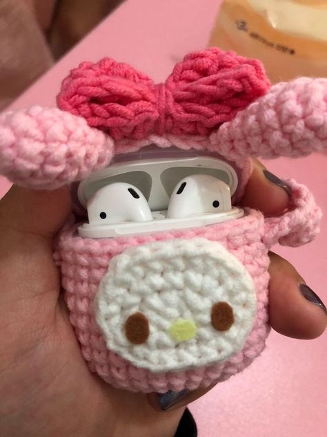 Airpods Bag, Crochet Airpods, Aesthetic Patterns, Hello Kitty Crochet, Crochet Case, Crochet Aesthetic, Crochet Business, Kawaii Crochet, Ear Buds