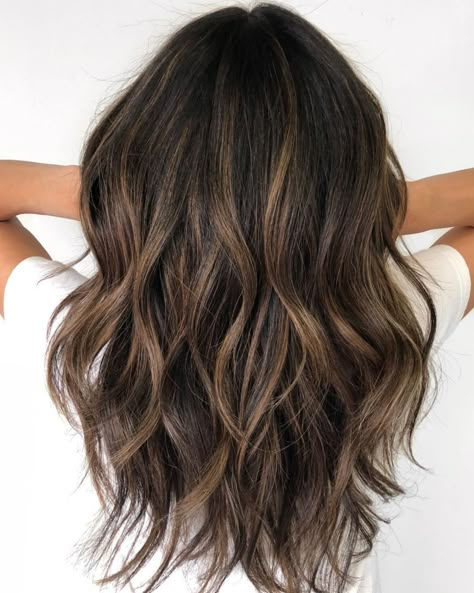 Dark Brown Hair With Highlights, Highlights For Dark Brown Hair, Underlights Hair, Rambut Brunette, Bronze Highlights, Hair With Highlights, Brown Hair Inspo, Ombre Hair Blonde, Medium Layered