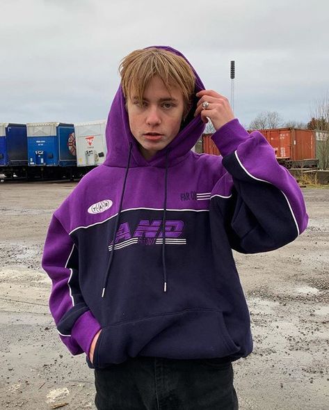 Hypebeast Men, Aesthetic Clothes Men, Outfits Purple, Grunge Outfits Men, Hoodie Outfit Men, Purple Streetwear, Trend Council, Hoodies Aesthetic, Neon Outfits