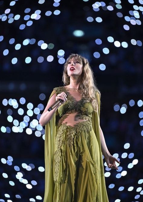 Taylor Swift News on X: "Whoever shot these photos deserve a RAISE ✨ https://t.co/L4kkDdRbTV" / X Harry Styles Outfit, Evelyn Hugo, Taylor Swift New, London Night, Swift Tour, Taylor Swift Cute, London Tours, Taylor Swift Videos, Taylor Swift Hair