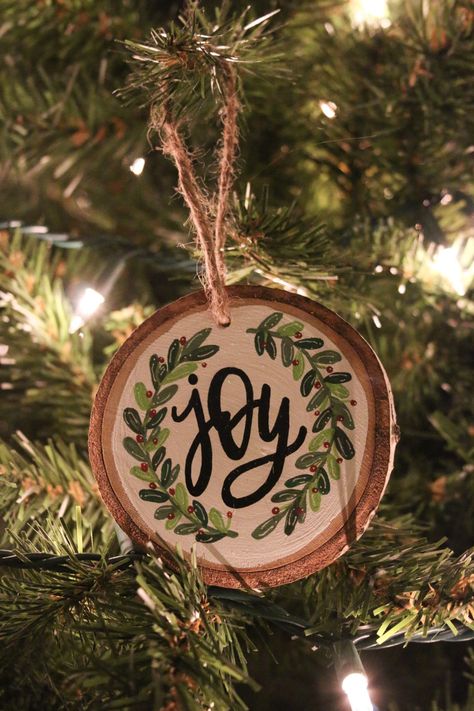 Log Christmas Ornaments, Name Crafts For Adults, Christmas Log Slice Decorations, Log Slice Ornaments, Birch Slice Ornaments, Painted Wood Cookie Ornaments, Wood Painting Ornaments, Ornament Wood Slices, Wood Coasters Diy Painted Christmas