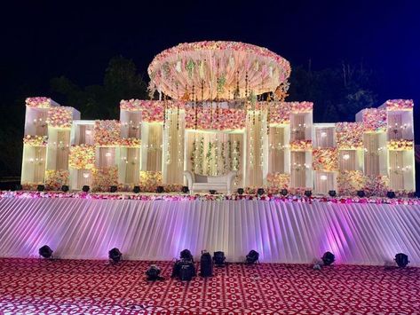 Floral Stage Decoration For Wedding, Wedding Gallery Decoration, Marigold Rangoli, Grand Wedding Stage Decorations, Stage Decoration Photos, Floral Backdrop Wedding, Engagement Stage, Wedding Entry, Indian Wedding Stage