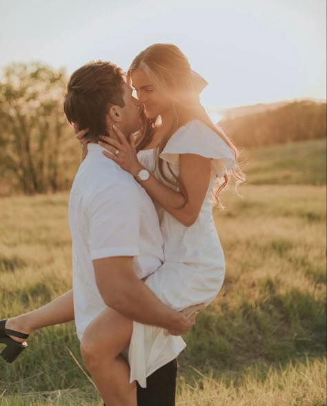 Pda Couples Pictures, Cute Anniversary Picture Ideas, Walking Photo Poses, One Year Anniversary Photo Shoot Ideas, Couple Professional Pictures Ideas, Cute Couple Picture Ideas, Couple Pic Ideas, Engagement Picture Outfits, Couples Pics