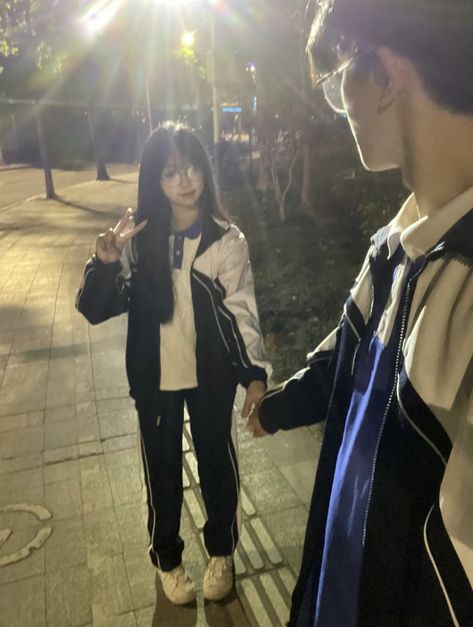 Korean School Couple Aesthetic, Yn With Boyfriend School, Yn Pictures School, Shenzhen High School, School Couple Pictures, Yn With Boyfriend, Cute Japanese Couple, Cute High School Couples, High School Couple Aesthetic