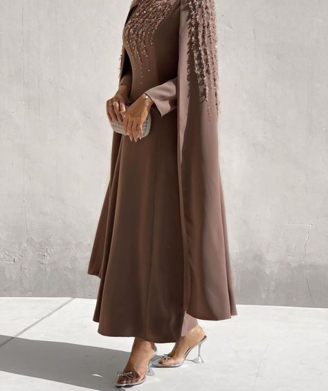 Dubai Style Dresses, Modern Abaya Style, Elegant Abaya Designs, Modest Looks, Party Abaya, Trendy Abaya, Beautiful Abayas, Eid Abaya, Elegant Abayas