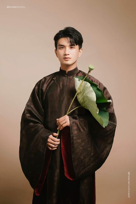 Ao Dai Men, Traditional Vietnamese Clothing, Vietnamese Traditional Clothing, Vietnam Costume, Vietnamese Men, Vietnam Clothes, Vietnam Wedding, Ancient Vietnam, Vietnamese Clothing