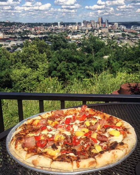 9 Best Unique Restaurants In Cincinnati Cincinatti Ohio, Columbus Restaurants, Cincinnati Food, Cincinnati Restaurants, Restaurants For Birthdays, Ohio Vacations, Cincinnati Skyline, Usa Roadtrip, Usa Trip