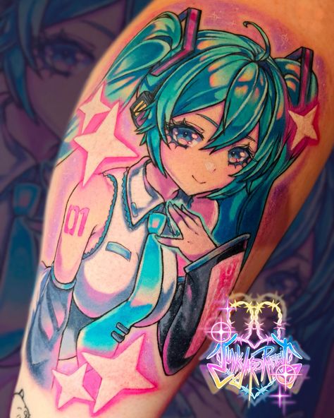 Vocaloid Tattoo Ideas, Vocaloid Tattoo, Hatsune Miku Tattoo, Miku Tattoo, Miku Designs, Anime Tattoo Artist, Anime Tattoo Designs, Web Core, Sketch Reference