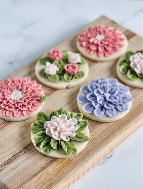 Easter Buttercream Cookies, Springtime Cookies, Cookies Drawing, Buttercream Cookies, Cookie Wedding, Floral Cookies, Bridesmaid Brunch, Flower Sugar Cookies, Frosted Cookies