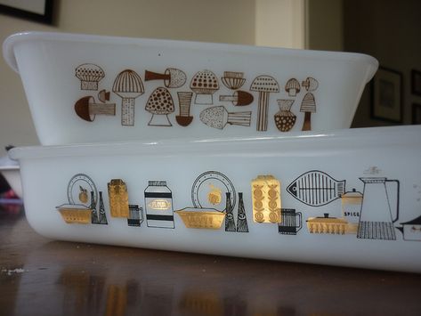 Just found this bottom print at a market. Never seen before. LOVE it. Mushroom Loaf, Pyrex Display, Mod Kitchen, Retro Kitchen Accessories, Vintage Pyrex Dishes, Pyrex Dishes, Rare Pyrex, Pyrex Patterns, Kaj Franck