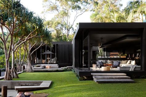 CLO Studios references Bawa in this Noosa home | Habitus Living Seductive Interiors, Black House Design, Black Houses, Casa Container, Vogue Living, Beach House Design, Courtyard House, House Design Ideas, Los Angeles Homes