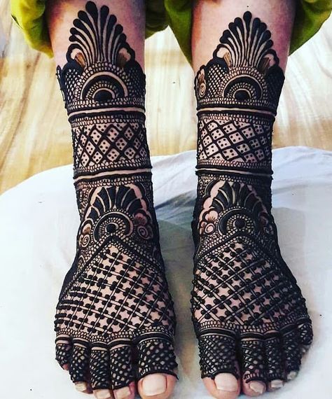 90+ Bridal mehndi designs for every kind of bride || New dulhan mehndi designs | Bling Sparkle Bridal Leg Mehendi Designs, Leg Mehendi Design, Henna Hand Designs, Wedding Henna Designs, Rajasthani Mehndi, Rajasthani Mehndi Designs, Bridal Mehandi, Indian Mehndi Designs, Leg Mehndi