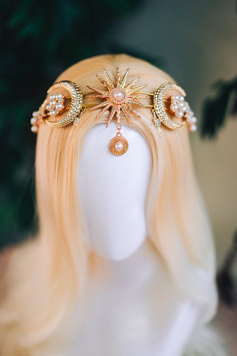 New cute romantic celestial boho wedding crown 🌞✨ #carbickova #carbickovacrowns #crown #headband #headpiece #tiara #jewelry #jewellery #celestial #moon #star #sun #boho #bohostyle #bohochic #bohowedding #weddingcrown #weddingtiara #weddingheadpiece #bridalheadpiece #bridalcrown #festival #festivalfashion #festivaloutfit #aesthetic #fashion #hairaccessoriesheadbands #weddinghairaccessories Sun And Moon Crown, Star Crown Aesthetic, Sun Jewelry Aesthetic, Fantasy Jewelry Headpieces, Head Jewelry Headpieces, Moon Jewelry Aesthetic, Sun Tiara, Sun Headpiece, Moon Headpiece