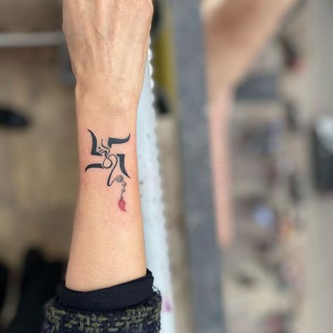 20+ Spiritual Om Tattoo Designs Ideas For Both Men and Women - Tikli Om Tatoos Design For Women, Om Tattoo Design Women Hand, Shiva Tattoo Design For Women, Cool Wrist Tattoos For Women, Tettu Design Tattoo, Swastik Design Tattoo, Om Tattoo Design Women, Back Neck Tattoo For Women, Swastik Tattoo