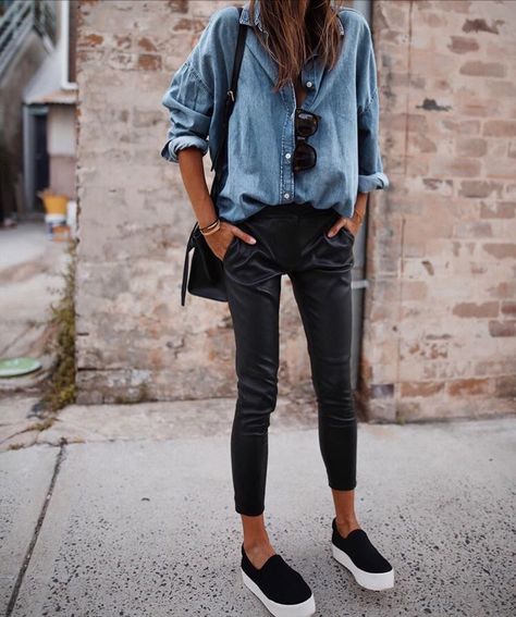 Denim Shirt Outfits, Kemeja Denim, Look Winter, Toronto Girls, Popular Clothing, Mode Casual, Outfit Trends, Chambray Shirt, Zara Woman