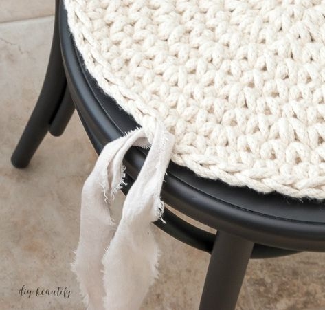 Seat Cushions Diy, Beginners Crochet Patterns, Diy Chair Cushions, Crochet Chair, Round Seat Cushions, Macrame Chairs, Diy Wool, Patterned Chair, Beginners Crochet