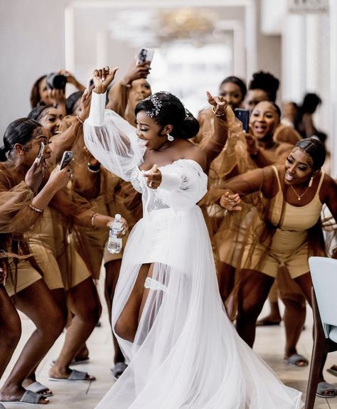 Shades Of Melanin Wedding, Wedding Picture Ideas Black People, African American Bridal Party, Wedding Must Have Photos, Black Wedding Aesthetic Bridesmaids, Bride And Bridesmaid Pictures Black Women, Getting Ready Wedding Photos Black Bride, Wedding Preparation Photos, Black People Weddings