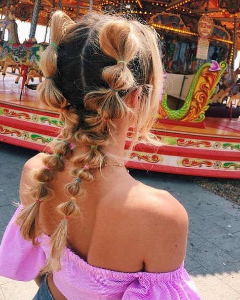 Mane Addicts (@maneaddicts) on Instagram: “Playful double bubble pigtails by @michaelgrayhair #summervibes” Electro Festival Outfit, Braided Summer Hairstyles, Trendy We Fryzurach, Bubble Braid, Concert Hairstyles, Bubble Braids, Pigtail Braids, Short Braids, Festival Hair