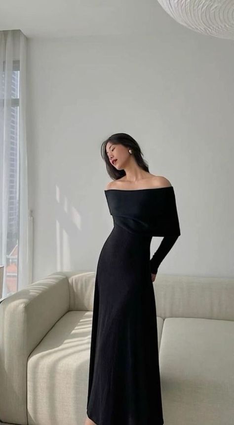 Black Evening Dress Aesthetic, Formal Dinner Dress Winter, Black Dresses Classy Formal, Elegant Formal Dresses Korean, Black Dress Classy Elegant Long Modest, Modest Runway Fashion, Fancy Dinner Outfit Night Classy, Classy Black Dress Formal, Wedding Guest Outfit Winter Classy