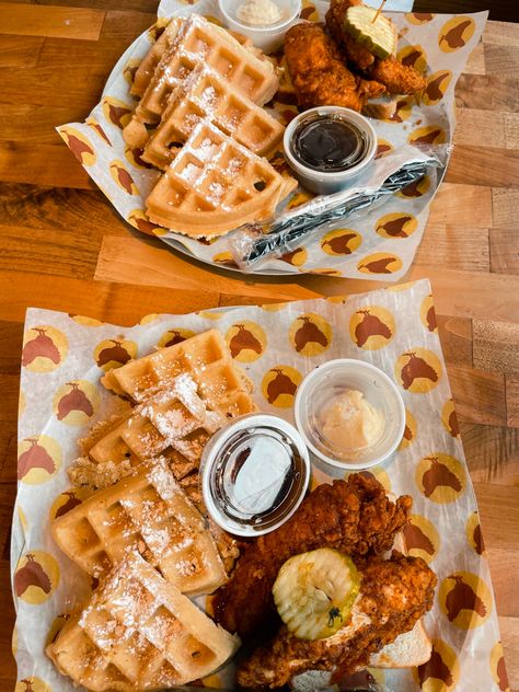 Chicken And Waffles Plating, Chicken And Waffles Recipe Easy, Aesthetic Chicken, Food Tiktok, Fried Chicken And Waffles, Delicious Snacks, Food Therapy, Food Pics, Chicken And Waffles