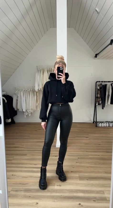 Leather Leggings Outfit Winter, Black Leather Leggings Outfit, Lederhosen Outfit, Outfits Leggins, Look Legging, Look Adidas, Look Jean, Looks Country, Black Leather Leggings