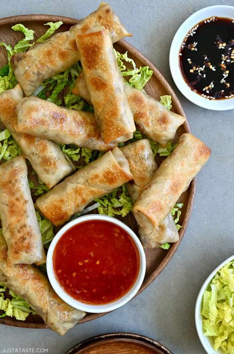 Crispy Baked Chicken Spring Rolls Healthy Spring Rolls, Baked Spring Rolls, Chicken Shredded, Quick Baking, Chicken Spring Rolls, Asian Meals, Fresh Spring Rolls, Garlic And Ginger, Summer Eats