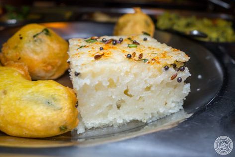 Khaman at Vatan in Murray Hill Khaman Dhokla, Gujarati Cuisine, Dhokla Recipe, Indian Appetizers, Gujarati Recipes, Desi Food, Healthy Homemade Recipes, Vegetarian Snacks, Evening Snacks