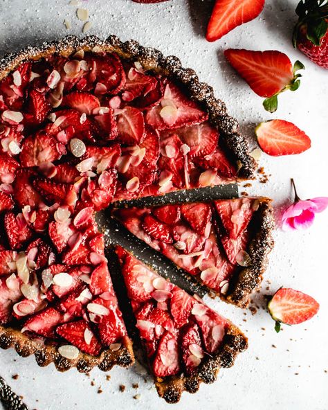 Strawberry Almond Tart, Vegan Strawberry Tart, Healthy Almond Flour Recipes, Vegan Strawberry Pie, Healthy Tart, Seafood Breakfast, Breakfast Pasta, Tart Vegan, Oatmeal Muffins Healthy