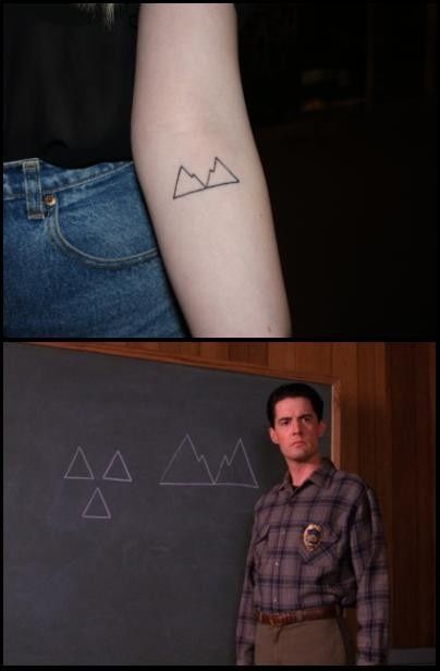 http://tattoomagz.com/mountain-tattoo/twinpeaks-mountain-tattoo/ Twin Peaks Symbols, Twin Peaks Tattoo Minimalist, Twin Peaks Tattoo, Twin Peaks Inspired, Mountain Tattoo Simple, Dale Cooper, Daughter Tattoo, Tattoos Mandala, Estilo Real