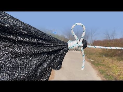 How to tie a simple tarp corner knot to make shelter or tent - YouTube Media Sombra, Tarp Shelters, Camping Knots, Camping Tarp, Diy Tie, Bungee Cords, Rope Knots, Tie Knots, Diy Outdoor