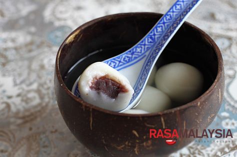 Red Bean Dumplings (��红豆汤圆) - Red bean paste is sweet and delicious. #redbeanpaste #dumplings #sweet Bean Dumplings, Red Bean Rice, Easy Dumplings Recipe, Bean Rice, Asian Dessert, Sweet Dumplings, Rasa Malaysia, Dumplings Recipe, Ginger Syrup