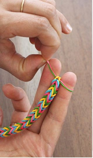 DIY Finger Fishtail Loom Bracelet Loom Bracelets With Fingers, Finger Loom Bracelets, Fishtail Loom Bracelet, Fishtail Tutorial, Fishtail Bracelet, Loom Band Bracelets, Finger Bracelets, Loom Band, Crafts For Sale